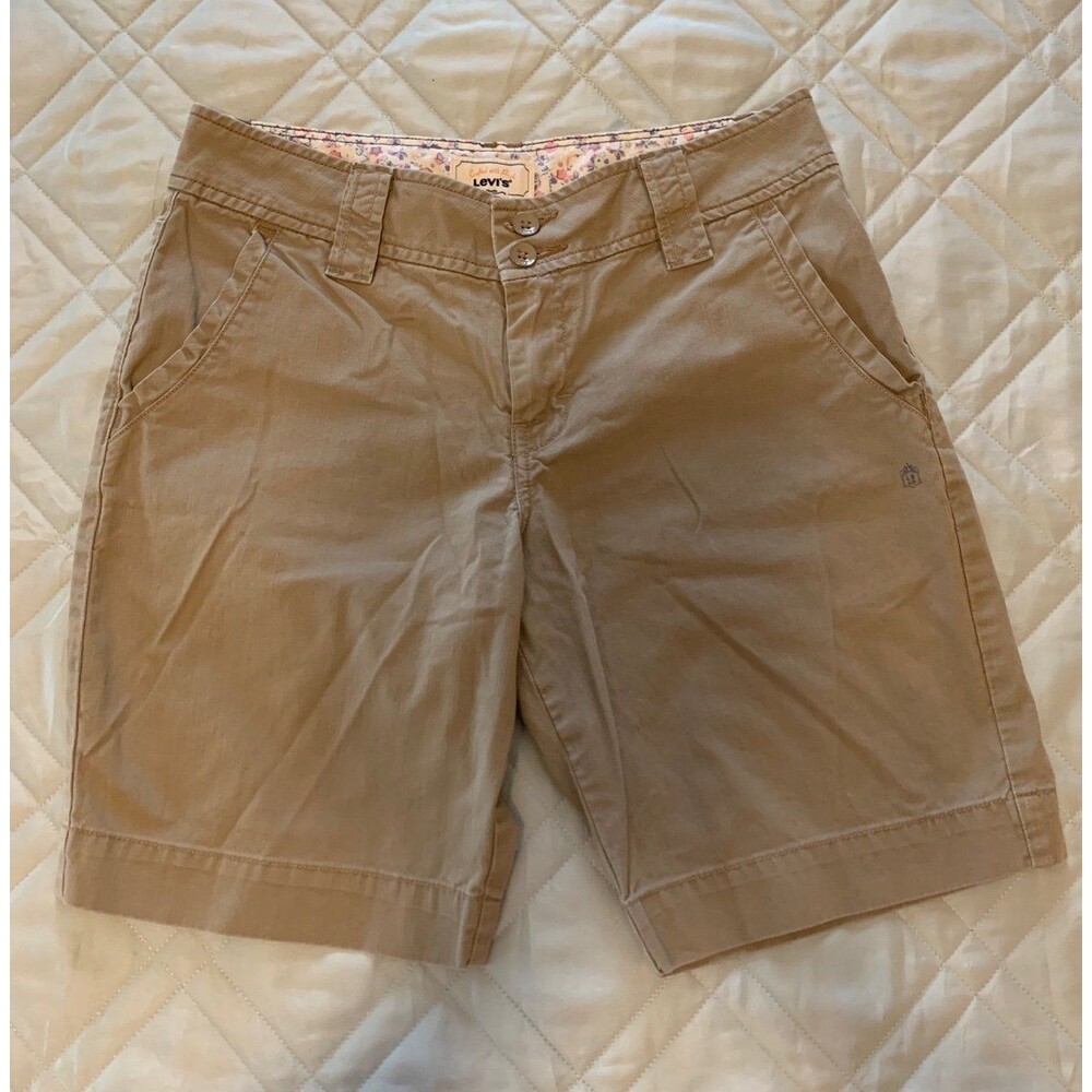 Levi’s cotton Bermuda shorts size 2P - tan